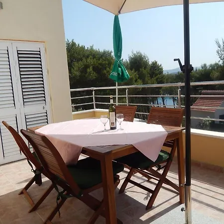 Mimose - Two Bedroom With Terrace And Sea View Lile * Milna (Brac)